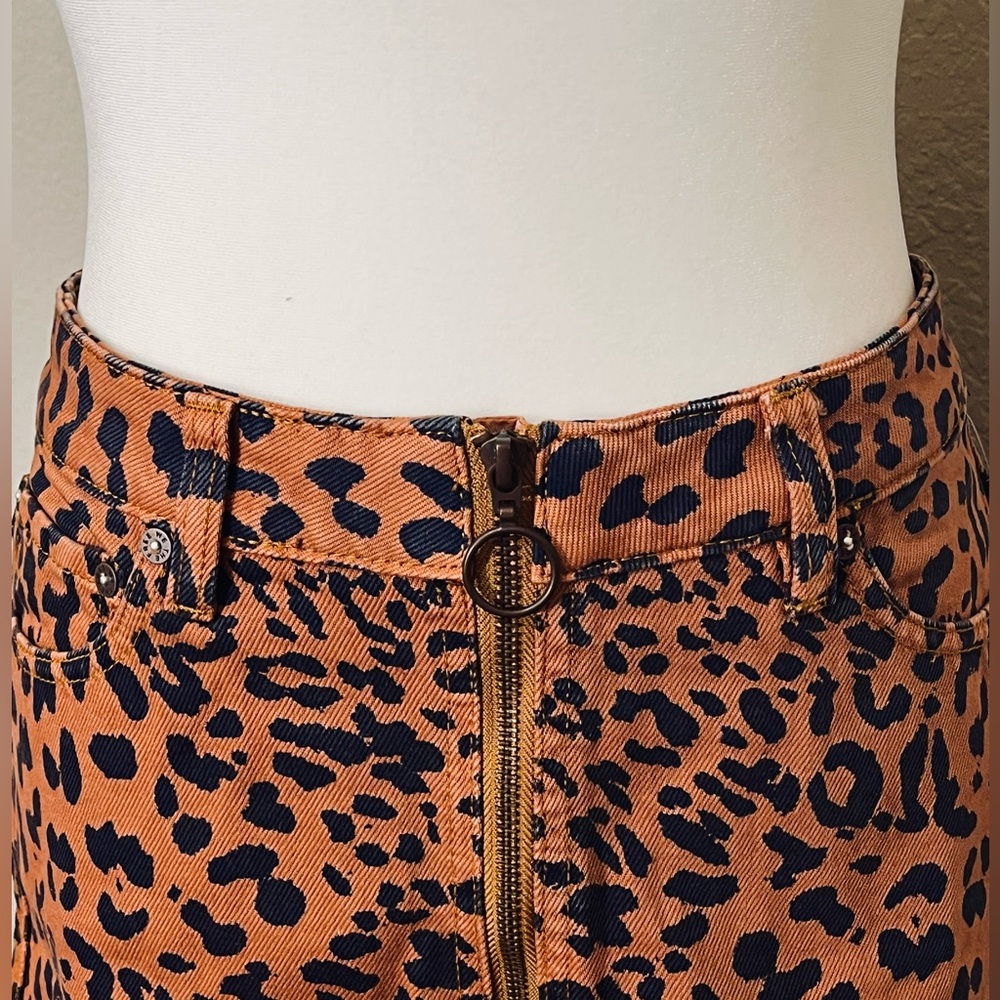 Free People NWT Leopard Print Frayed Hem Front Zip Mini Denim Skirt Size XS - Picture 2 of 14